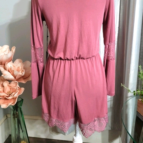 🆕️ Lace Midi Romper - Picture 2 of 8